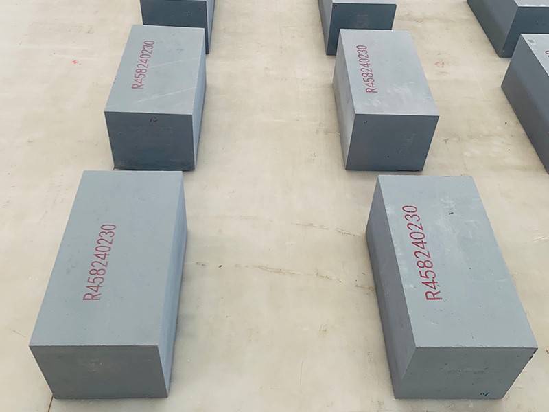 Sintered zirconium brick